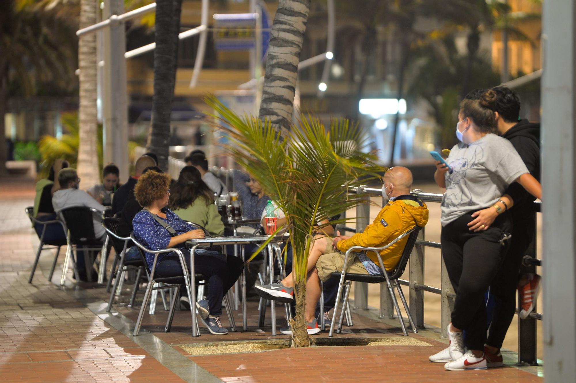 Ambiente previo al toque de queda en Las Canteras (9/05/2021)