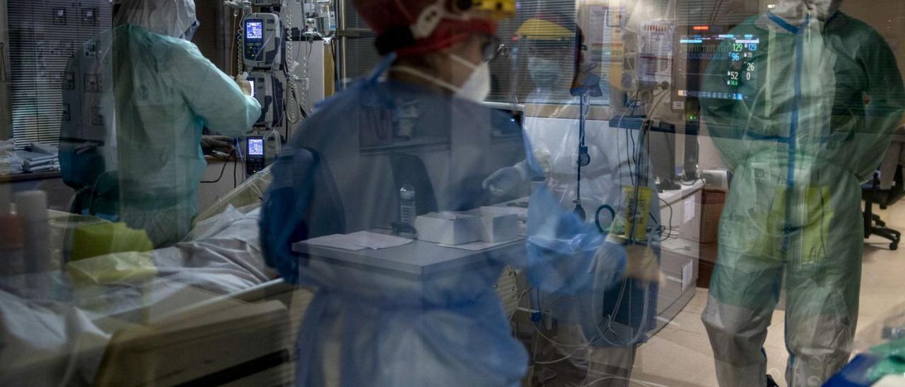 Profesionales de la UCI del hospital público de Ourense, con un paciente. // BRAIS LORENZO