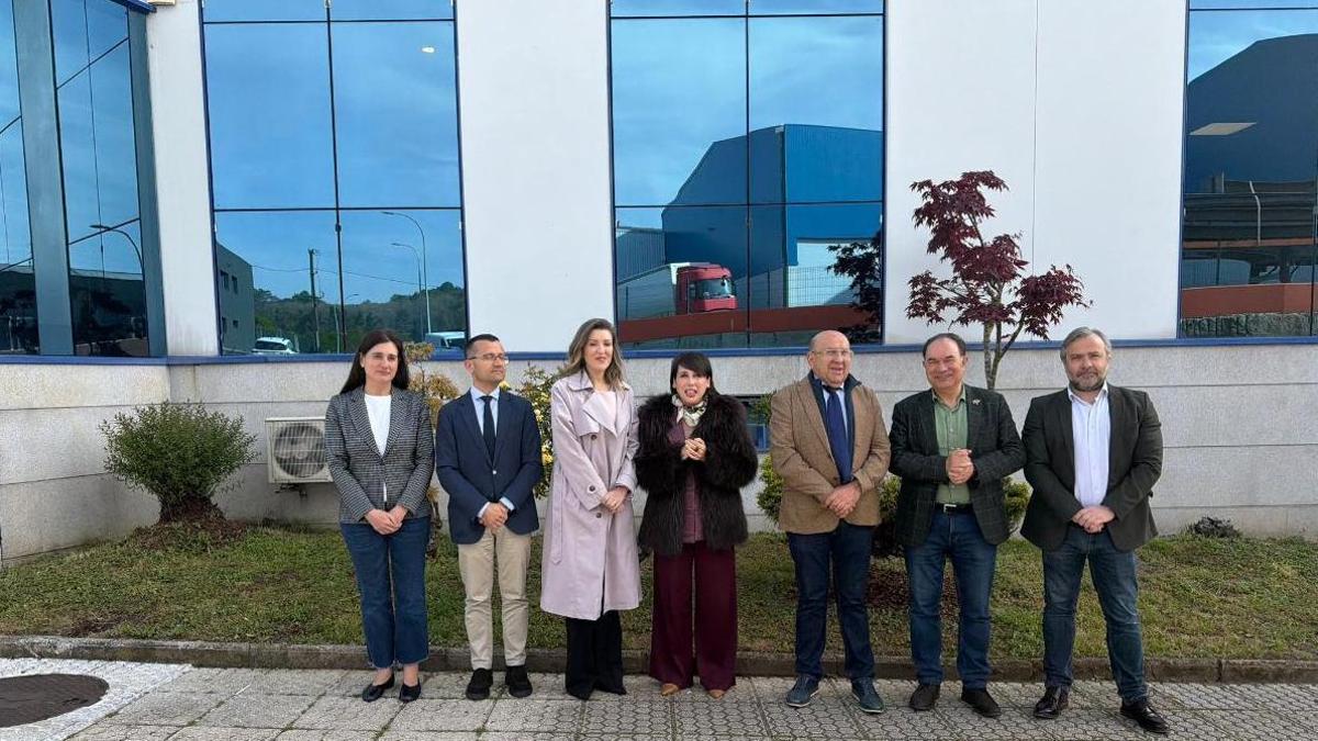 Lorenzana, junto a los responsables de Metaldeza durante la visita a la empresa