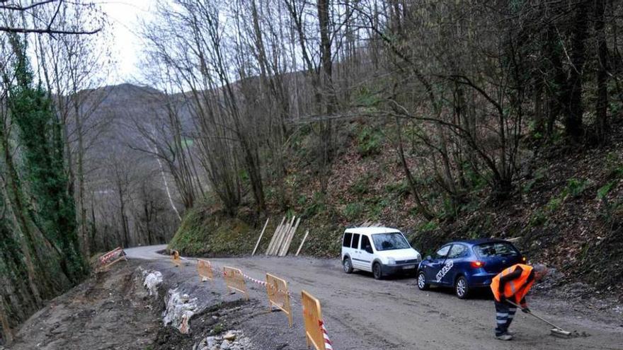 Las obras en la carretera de acceso a Zurea, ayer.