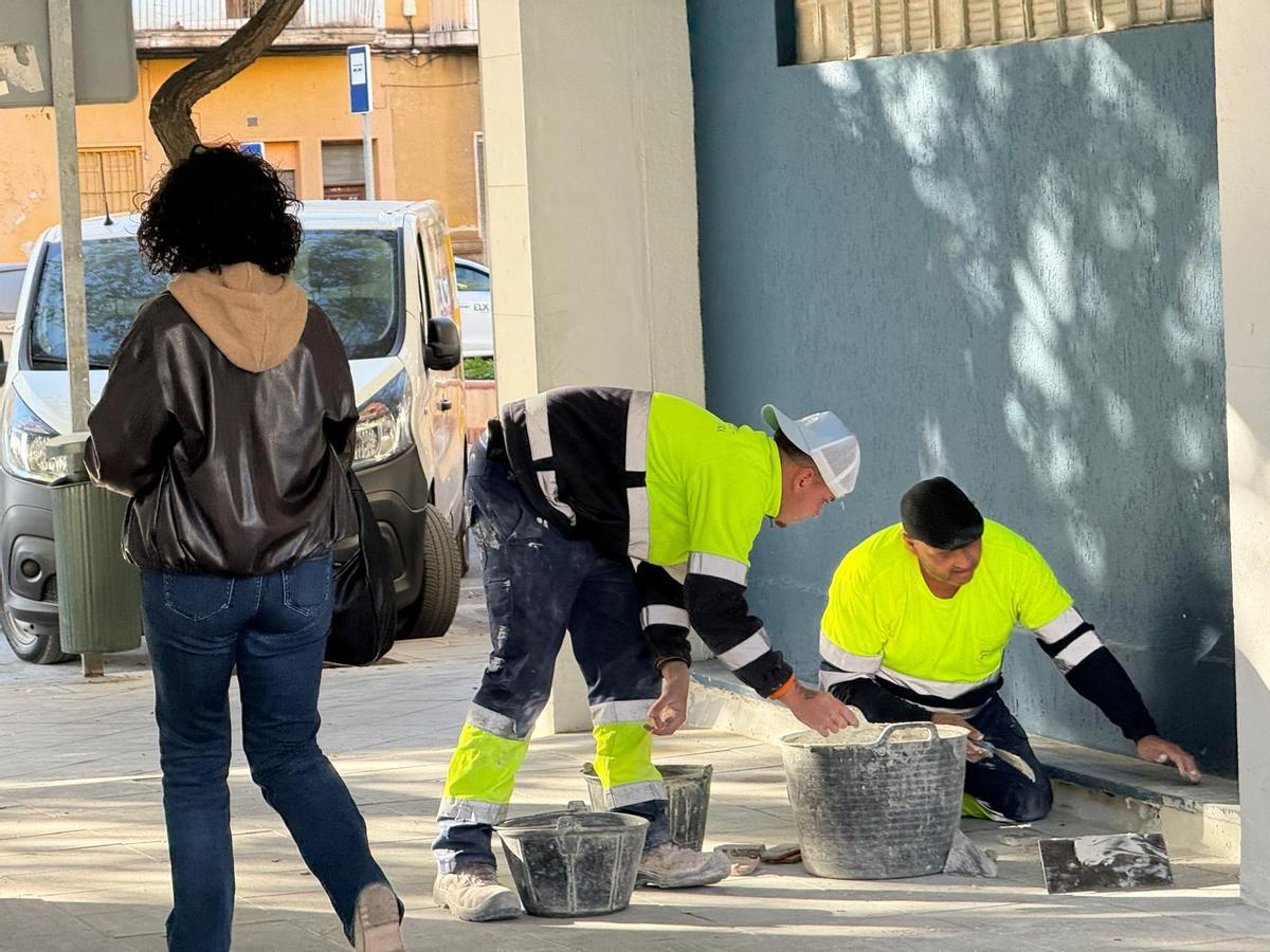 Operarios de la empresa adjudicataria llevan varios días puliendo detalles de la impermeabilización