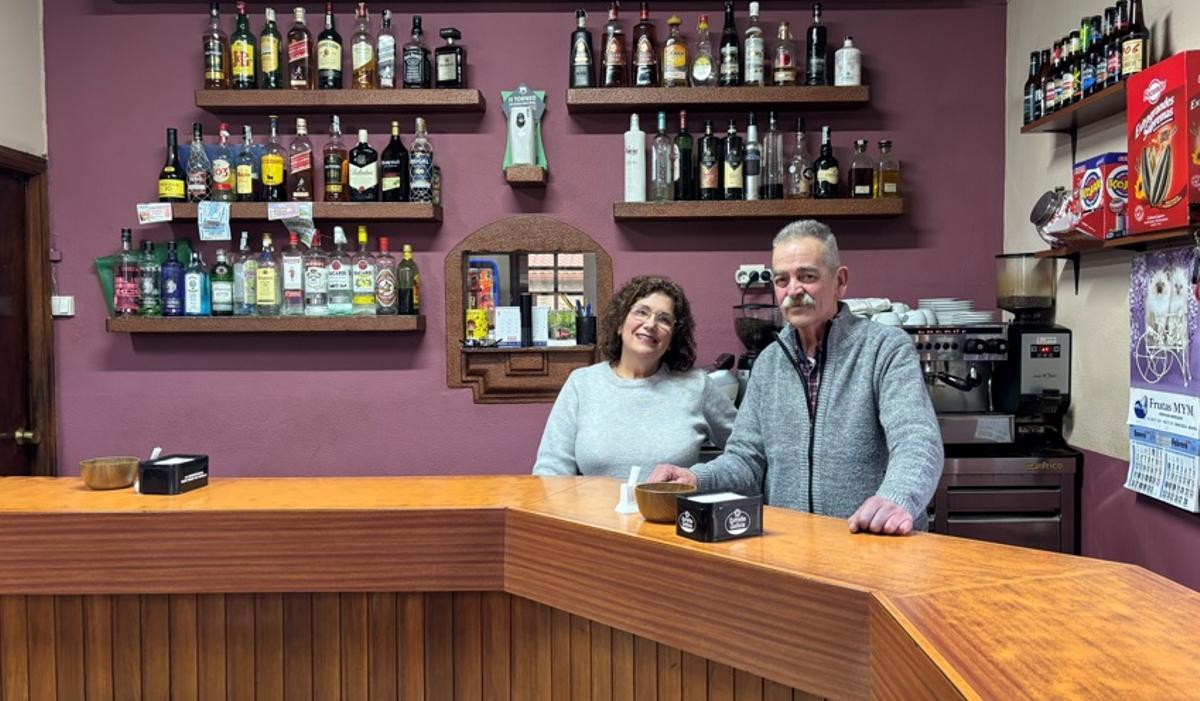 Ramón Chedas Lorenzo (Moncho) y su mujer María José López Romero, en el mostrador del bar