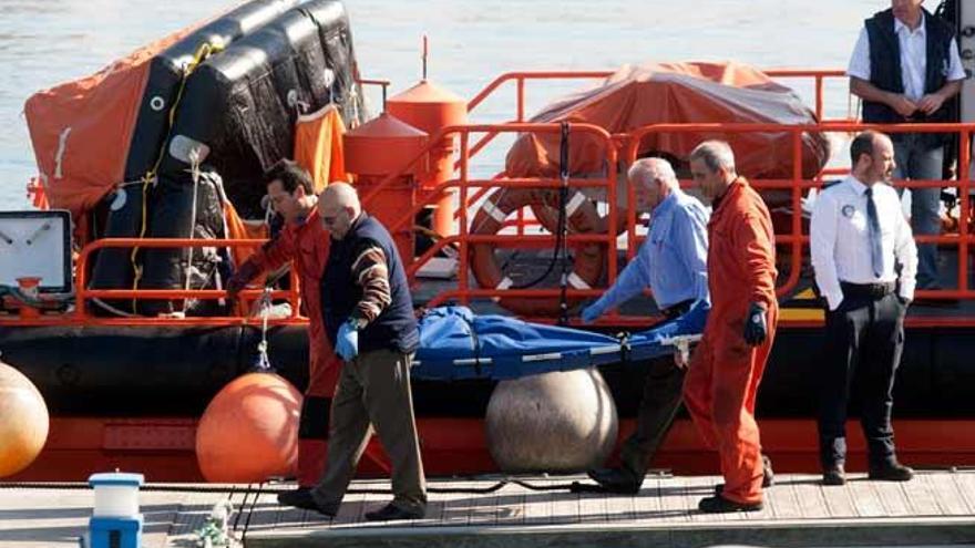 Traslado de uno de los cuerpos recuperados del naufragio. // Reuters