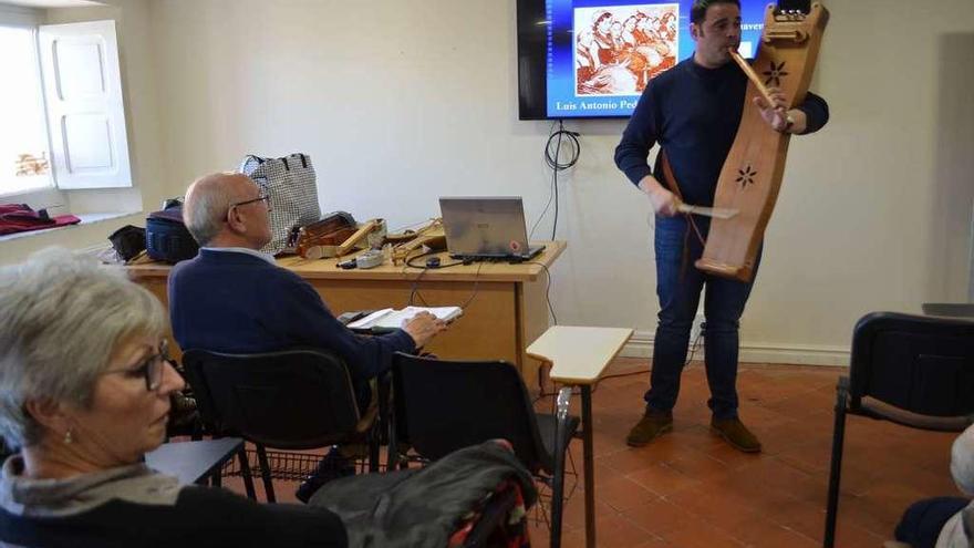 El musicólogo Luis Antonio Pedraza interpreta un tema con flauta y salterio, en la clase de clausura.