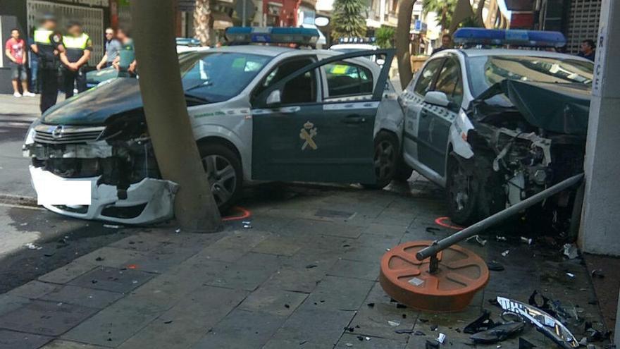 Estado en el que han quedado los coches patrulla en el cruce de la calle María Parodi con Caballero de Rodas/Foto D. PAMIES