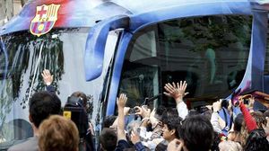 El Barça és rebut a València per desenes d’aficionats.