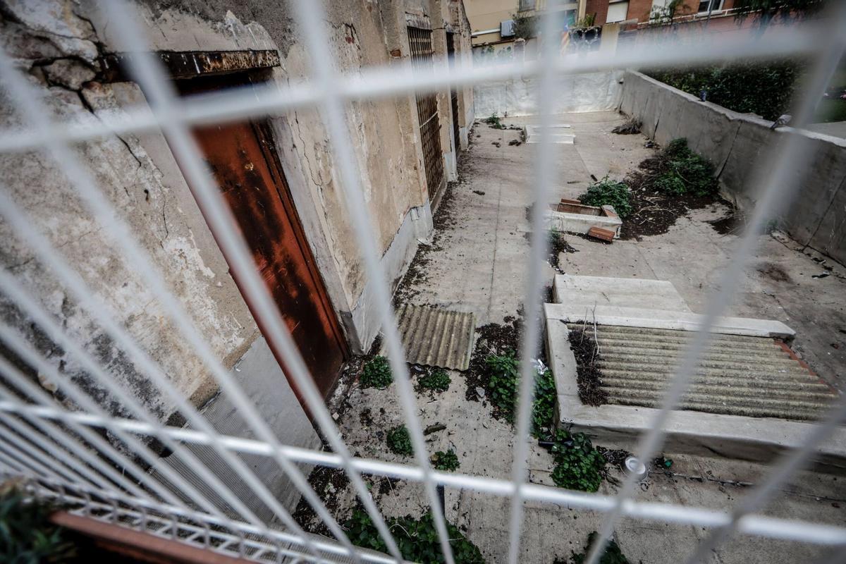 Quejas por un edificio abandonado en Poble Sec