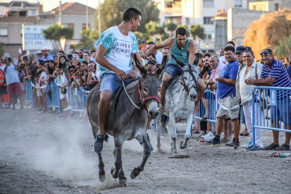 Los participantes, que salían de dos en dos y hasta de tres en tres, cabalgaron con el fin de llegar a la meta los primeros