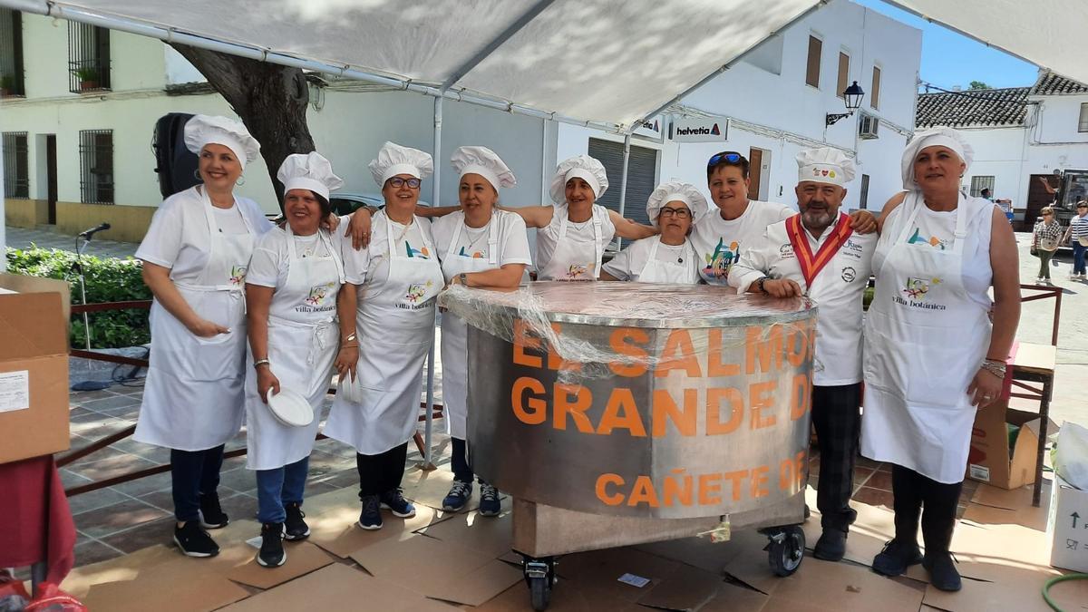 Matías Vega, con su equipo, antes del reparto de las raciones.