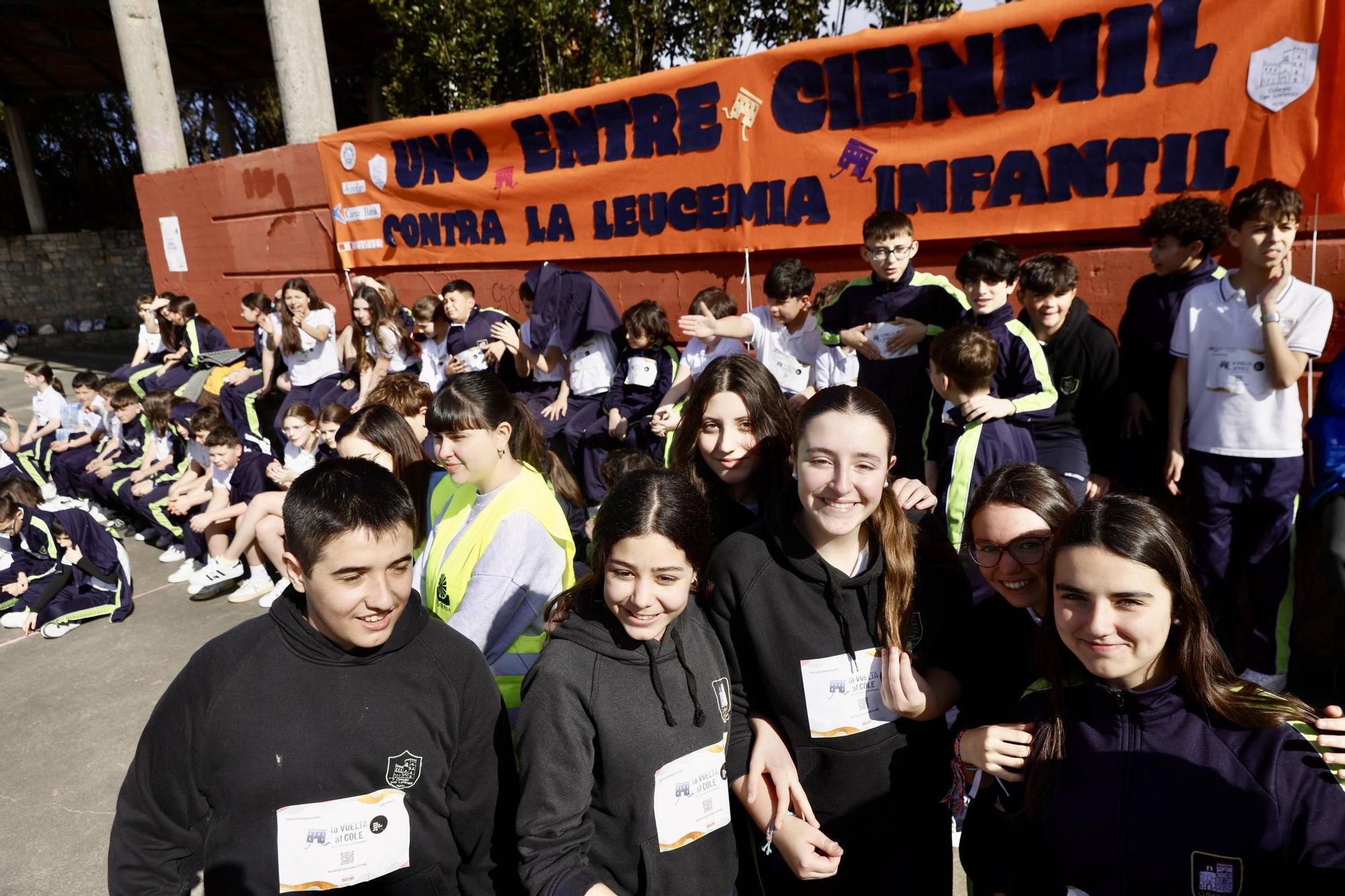 El colegio San Lorenzo visibiliza la leucemia infantil en el Cerro de Santa Catalina (en imágenes)