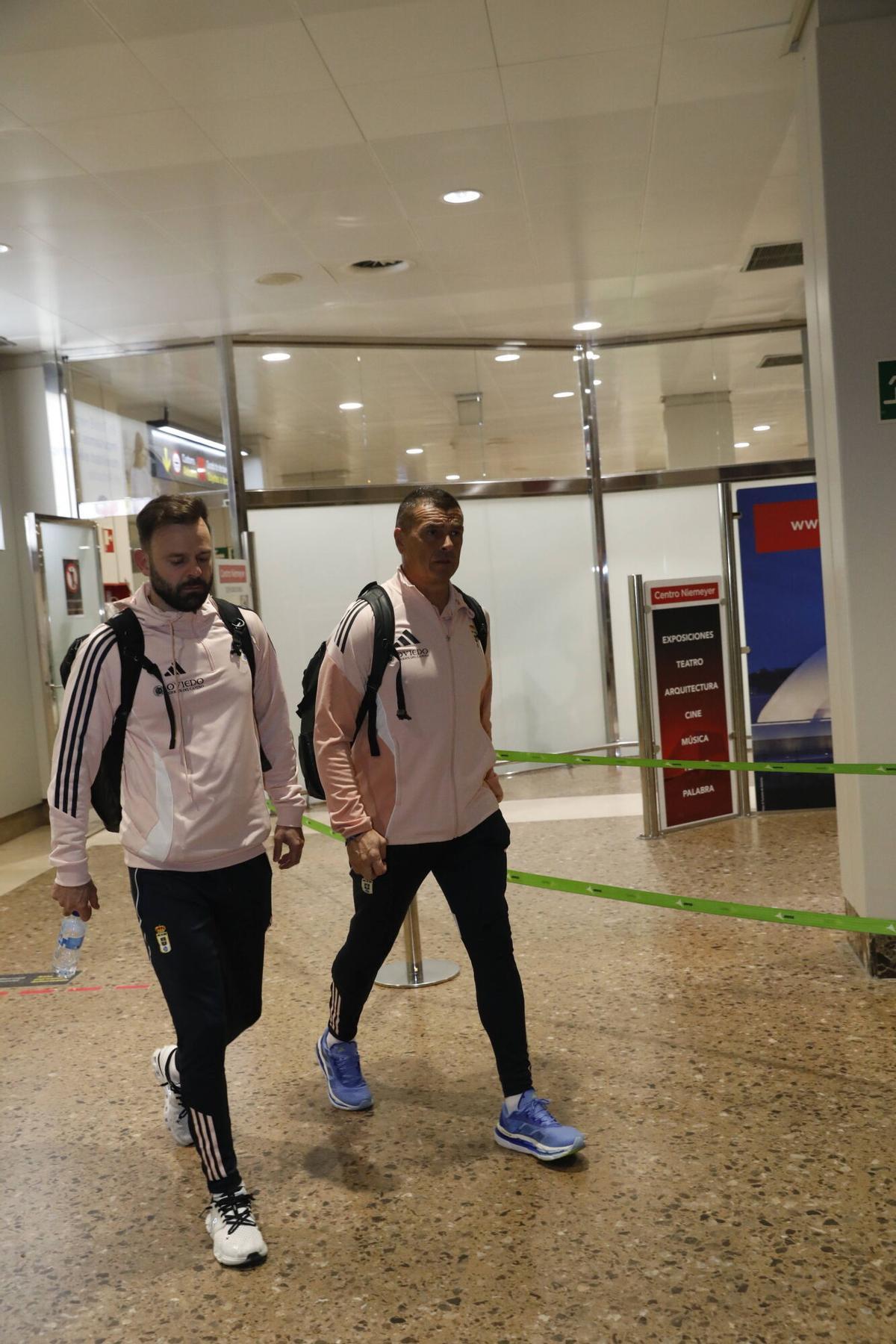 EN IMÁGENES: Así fue la llegada del Real Oviedo al aeropuerto de ...