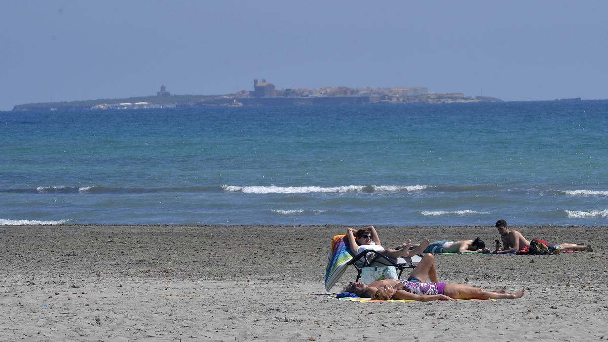 La playa Varadero, en Santa Pola, con Tabarca al fondo