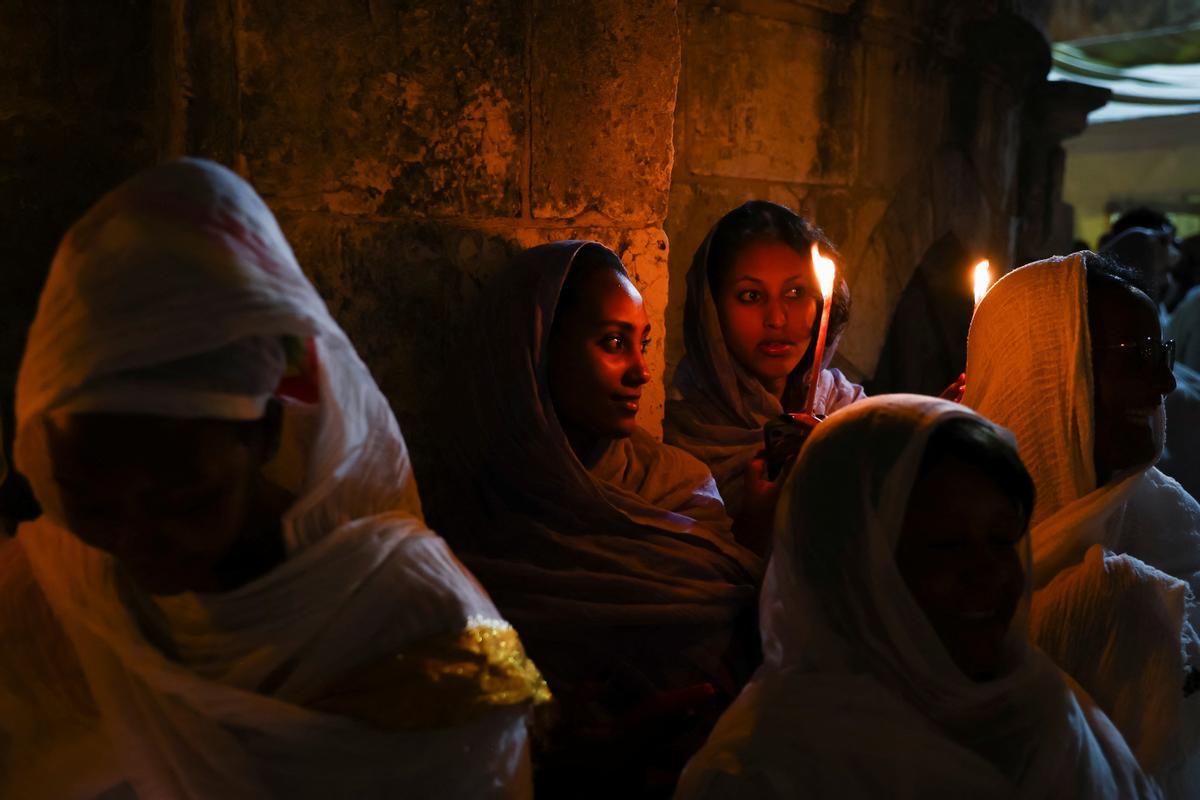 Cristianos ortodoxos celebran “Fuego Sagrado” en Jerusalén. eregrinos cristianos ortodoxos sostienen velas durante la ceremonia del Fuego Sagrado, un día antes de la Pascua ortodoxa, el sábado 15 de abril de 2023 en la Iglesia del Santo Sepulcro en la Ciudad Vieja de Jerusalén, donde muchos cristianos creen que Jesús fue crucificado y enterrado antes de resucitar.