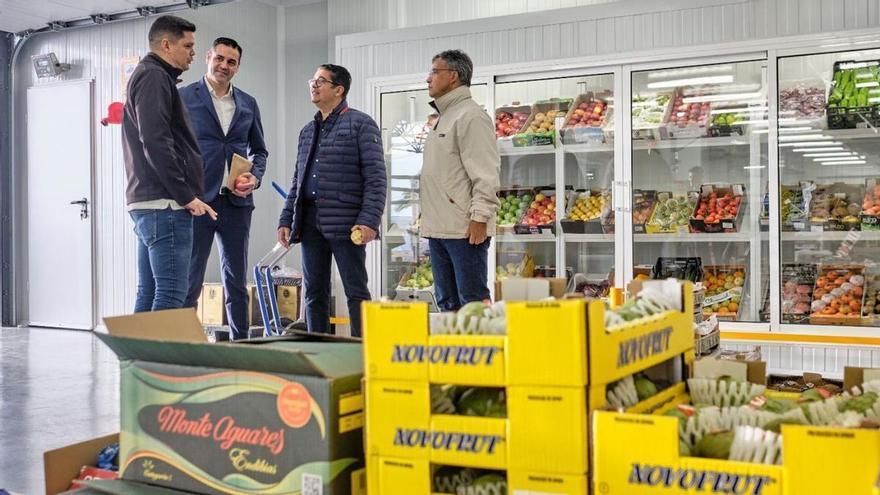 Pedro Martín y Javier Parrilla, presidente y consejero de Agricultura, Ganadería y Pesca del Cabildo de Tenerife, respectivamente, visitaron las instalaciones de Mercados Centrales de Abastecimiento de Tenerife, SA, que mañana cumplirá medio siglo de su creación.