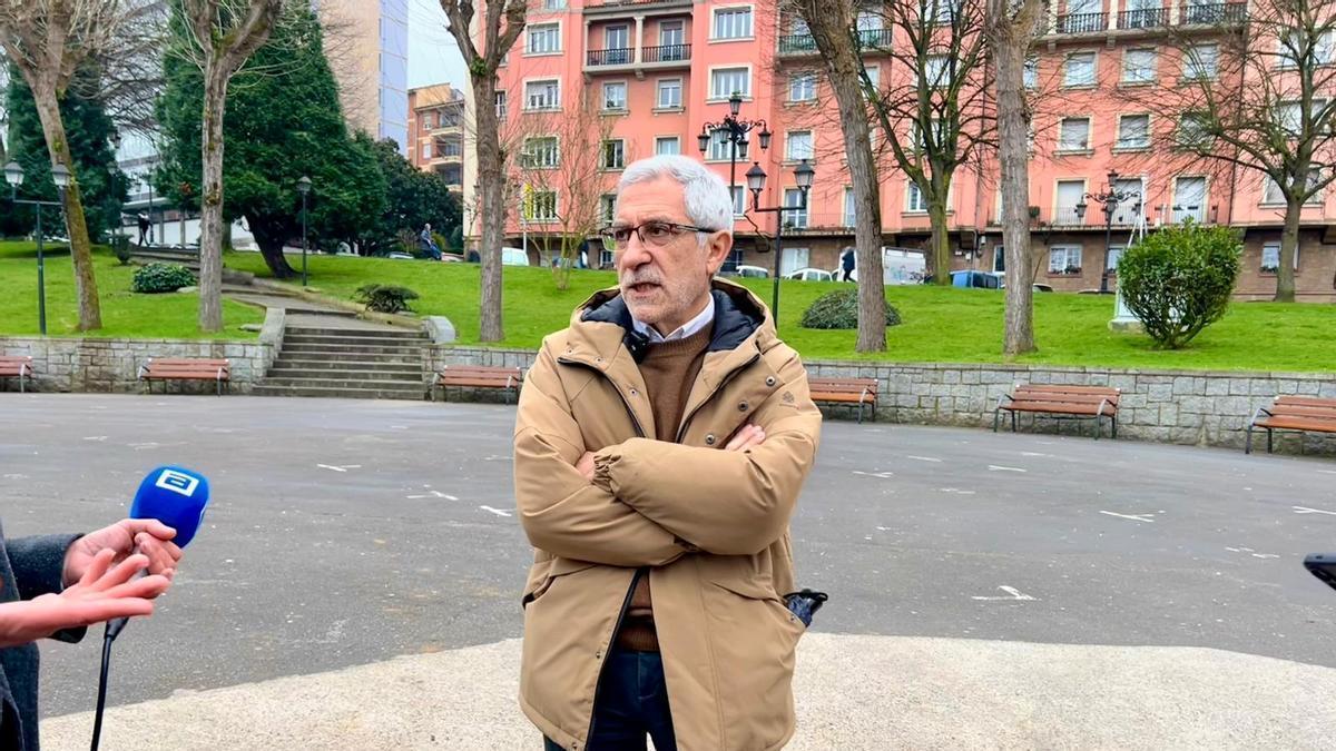 El portavoz de IU, Gaspar Llamazares, en el parque del Campillín.