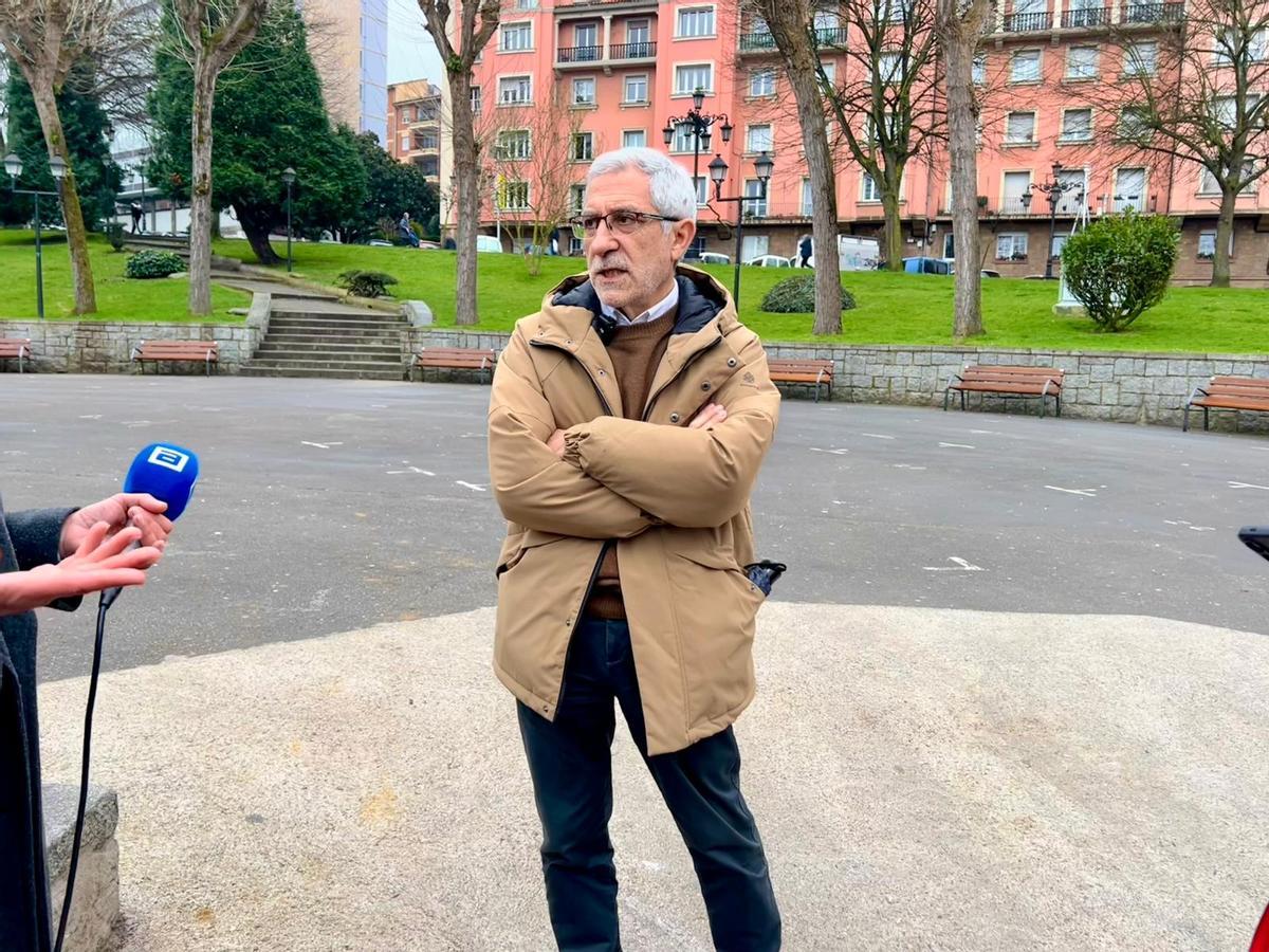 El portavoz de IU, Gaspar Llamazares, en el parque del Campillín.