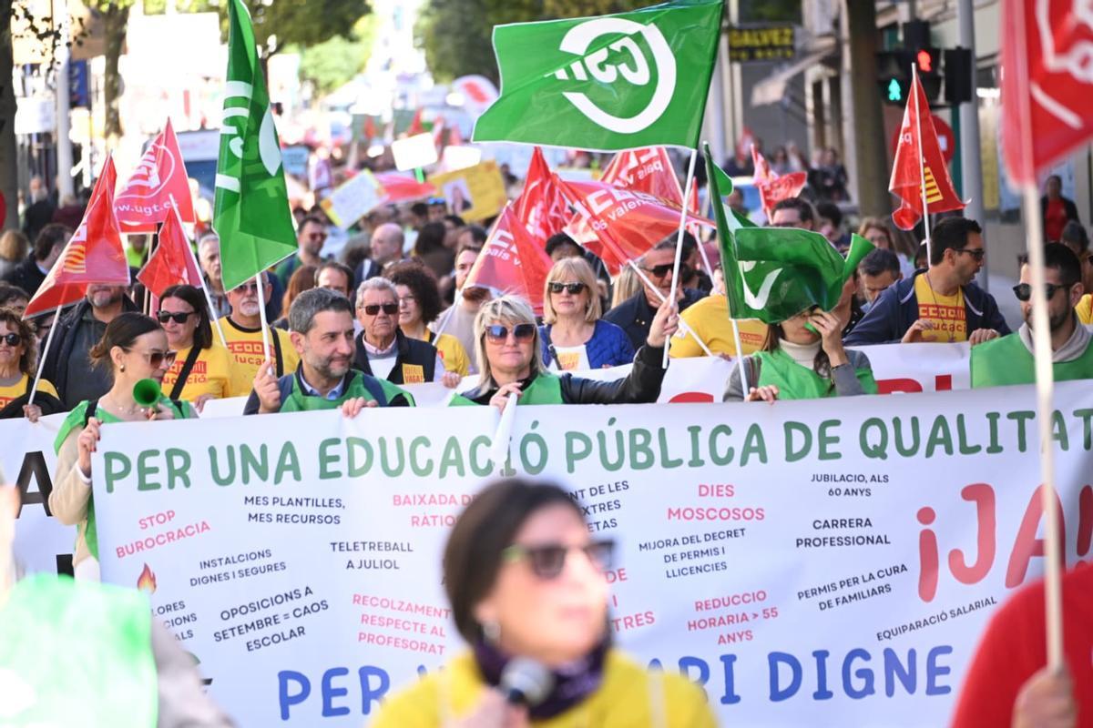 "Las maestras luchando también estamos enseñando", la educación pública se manifiesta en Elche