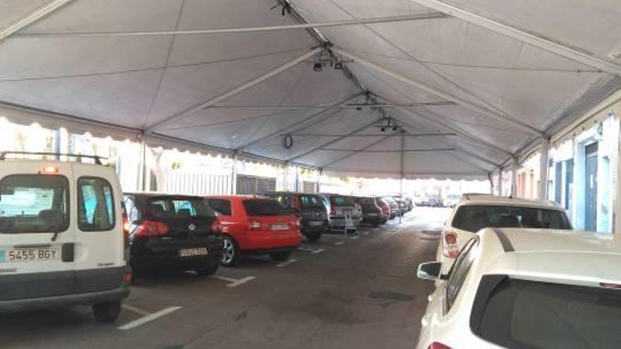 Las carpas de las comisiones del Prado y la Dula, bajo las que se pueden aparcar los mismos coches que cuando no están montadas estas instalaciones.