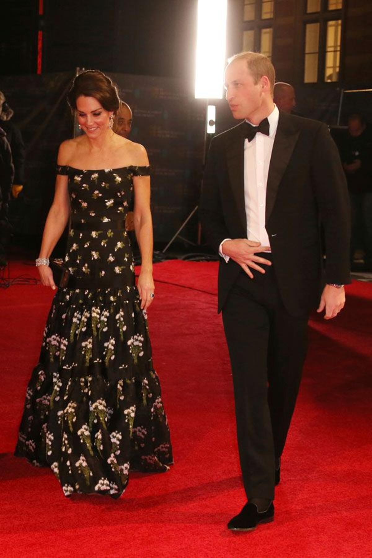 Kate Middleton de Alexander McQueen junto al príncipe Guillermo en los Bafta 2017