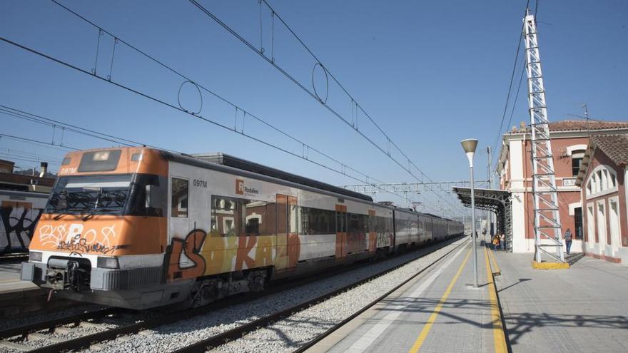 Un tren sortint de l&#039;estació de Renfe de Sant Vicenç de la línia R4 en direcció Barcelona