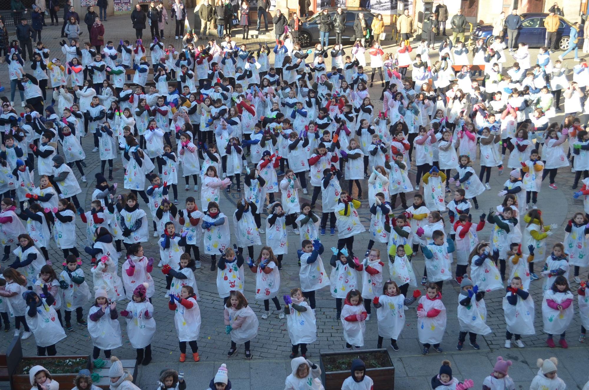 Alumnos y profesores del Virgen de la Vega de Benavente, juntos por la paz