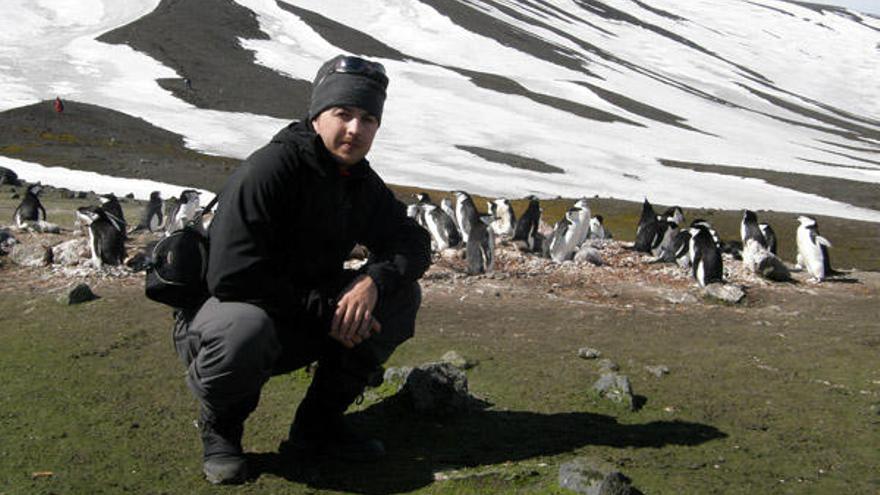 El biólogo vigués Jorge Hernández, en la isla Decepción, rodeado de pingüinos