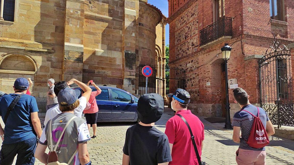 Turistas visitan la ciudad de Benavente.