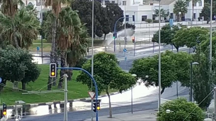 Un géiser encharca la rotonda del Golf de Playa de San Juan