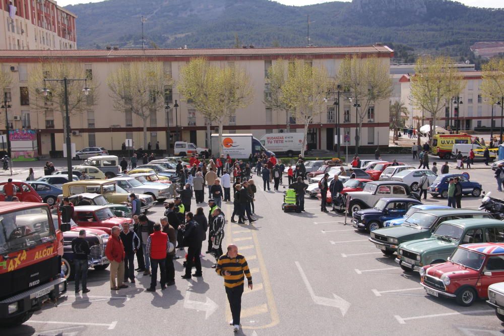 Alcoy acoge una exposición de coches antiguos