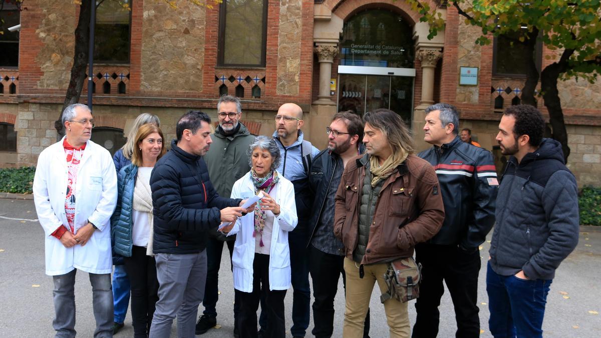 Representants dels sindicats que formen part de la Mesa Sindical de Sanitat de Catalunya davant del Departament de Salut, a Barcelona, després d'anunciar una vaga pel 25 i 26 de gener