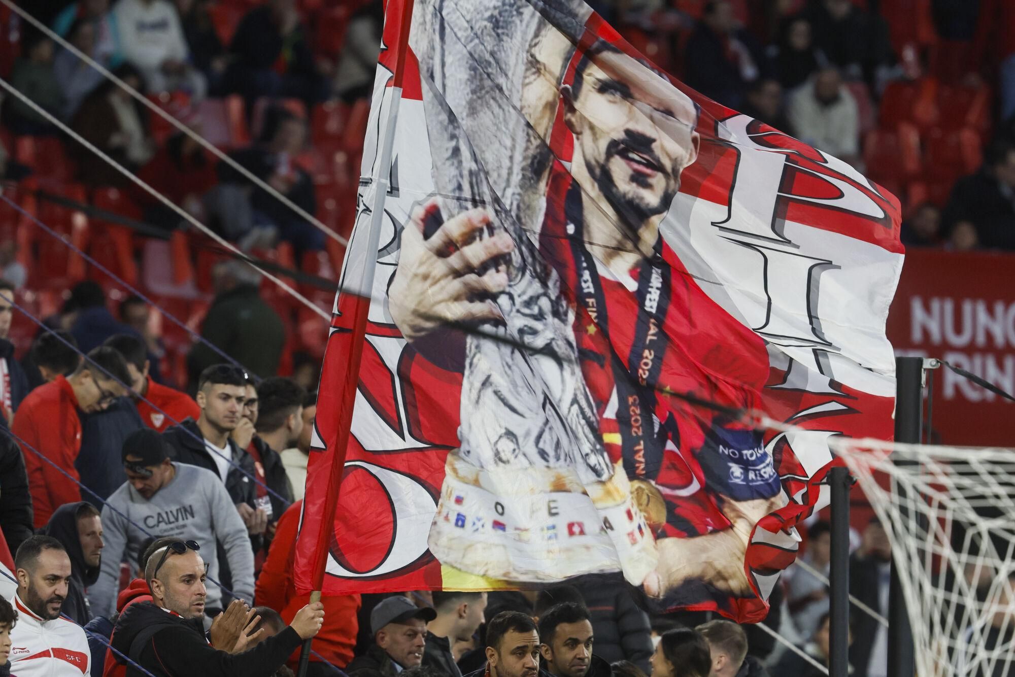 Sevilla, 14/12/2024.- Vista de la grada durante el homenaje al jugador del Sevilla, Jesús Navas, que ha recibido antes del inicio del encuentro correspondiente a la jornada 17 de Laliga EA Sports que disputan hoy sábado Sevilla y Celta en el estadio Sanchez Pizjuan de Sevilla. EFE/José Manuel Vidal.