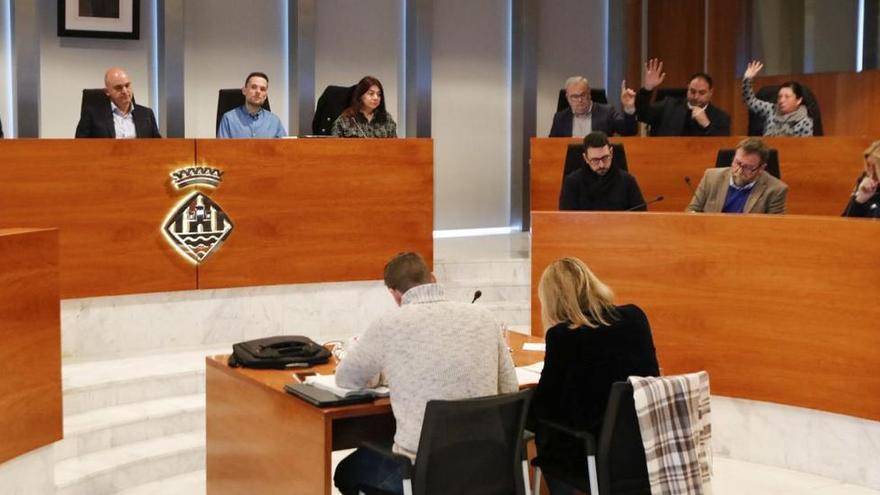 El presidente, Vicent Marí, entre Javier Torres y Mariano Juan, y abajo, de espaldas, la interventora, durante un pleno.