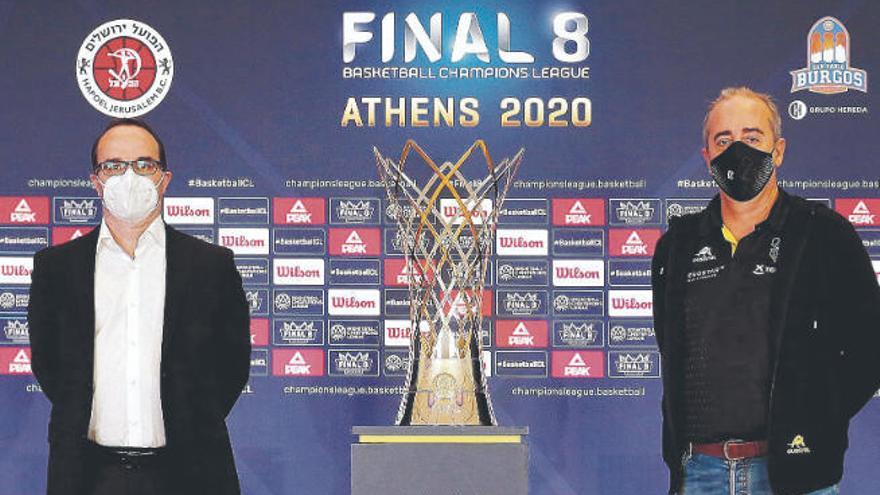 Diego Ocampo (i) y Txus Vidorreta posan junto al trofeo de ganador.