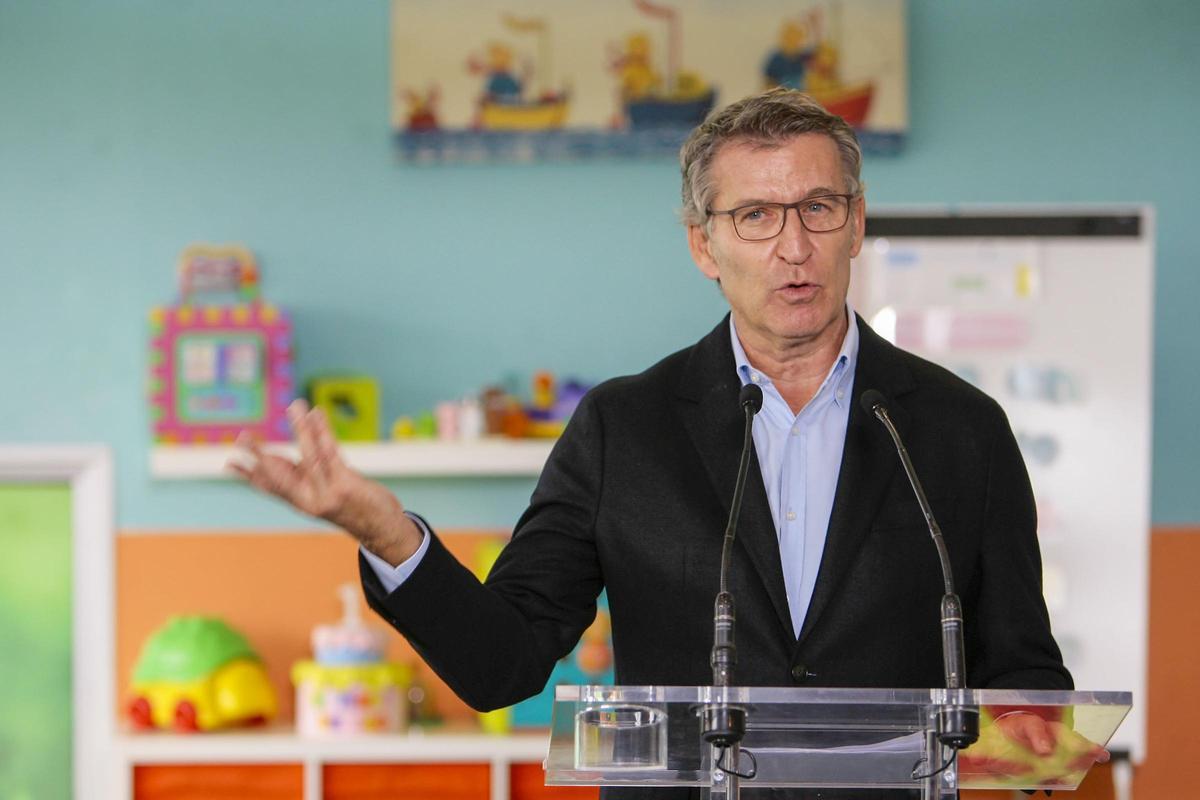 El líder del PP, Alberto Núñez Feijóo, este martes, en una visita a una escuela infantil en Guadalajara.