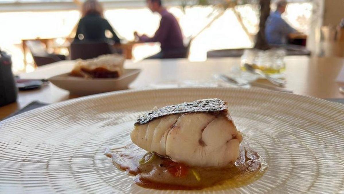 La &quot;lubina con tomate e masa nai de centeo… con vistas&quot; es uno de los exquisitos platos que se pueden degustar en el restaurante