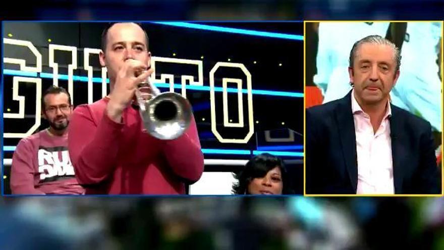 Un aficionado del Valencia CF toca el himno con una trompeta en el Chiringuito