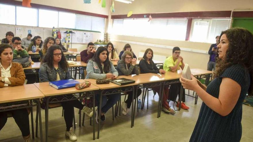 Alumnos del ciclo de Animación Sociocultural del Ánxel Casal escuchan, ayer, a la educadora del programa &#039;Móllate!&#039;, Olga Romasanta.