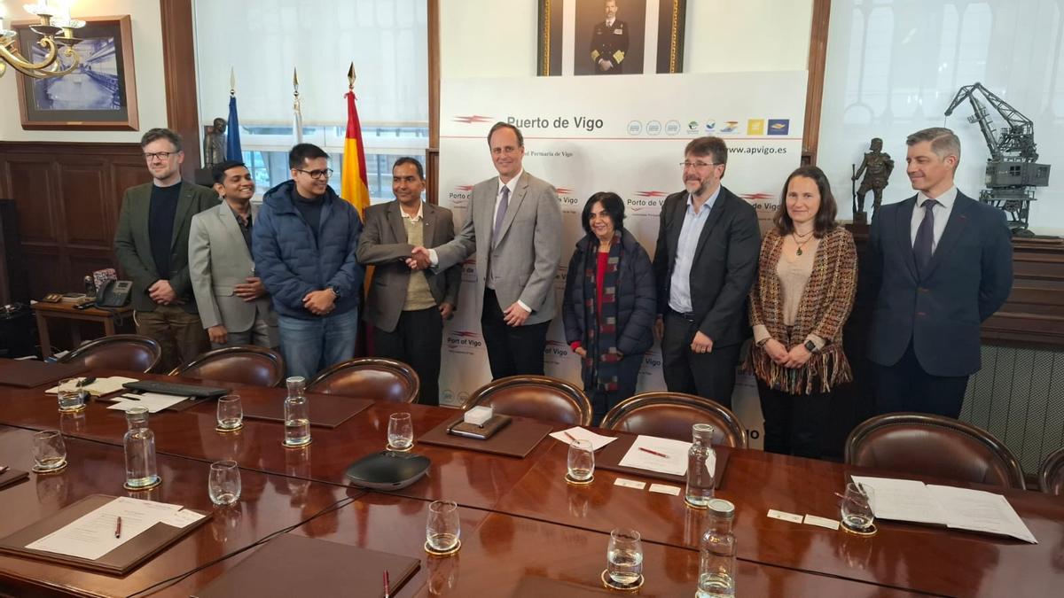 Botana y Marín, con los miembros de la delegación de la India que visitó el Puerto esta mañana.
