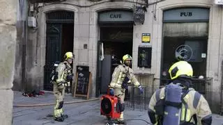 Un herido y ocho evacuados de sus viviendas por un incendio en el pub Agarimo de Santiago, que afectó a edificios colindantes
