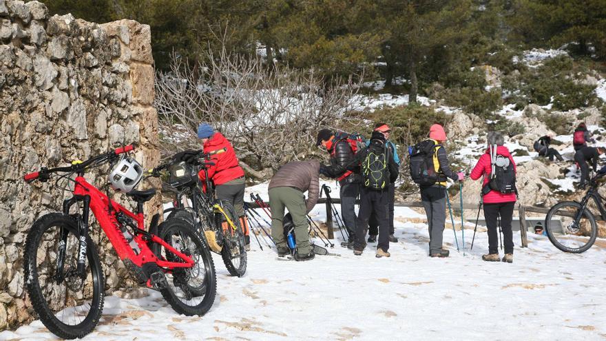 Turistas y senderistas bloquean la carretera del Santuario de Agres en la Sierra de Mariola para disfrutar de la nieve
