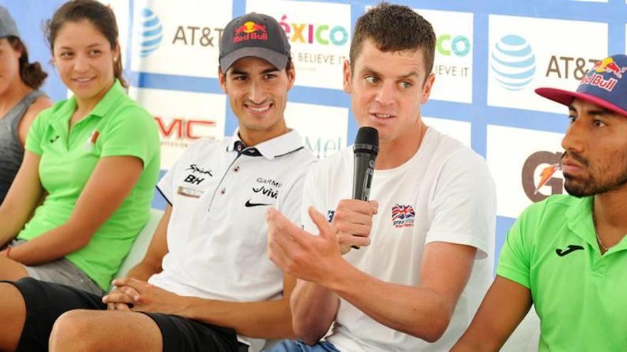 Mario Mola escucha a Jonathan Brownlee en la presentación del triatlón de Cozumel.