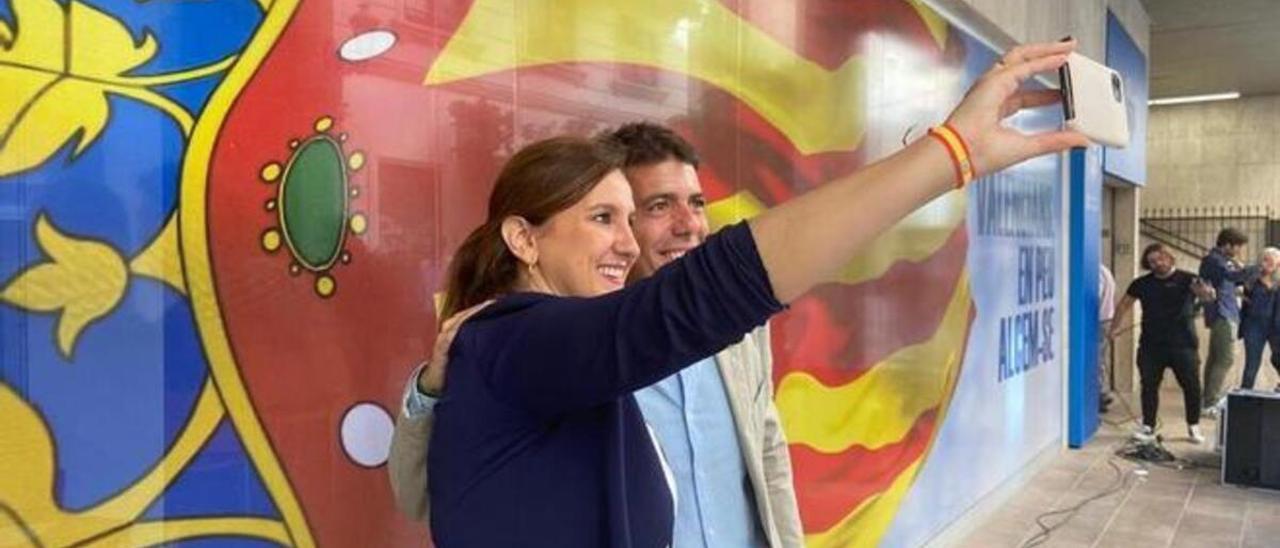 Mazon y Catalá se fotografían ante una senyera instalada en la sede del PPCV por el Nou d&#039;Octubre.