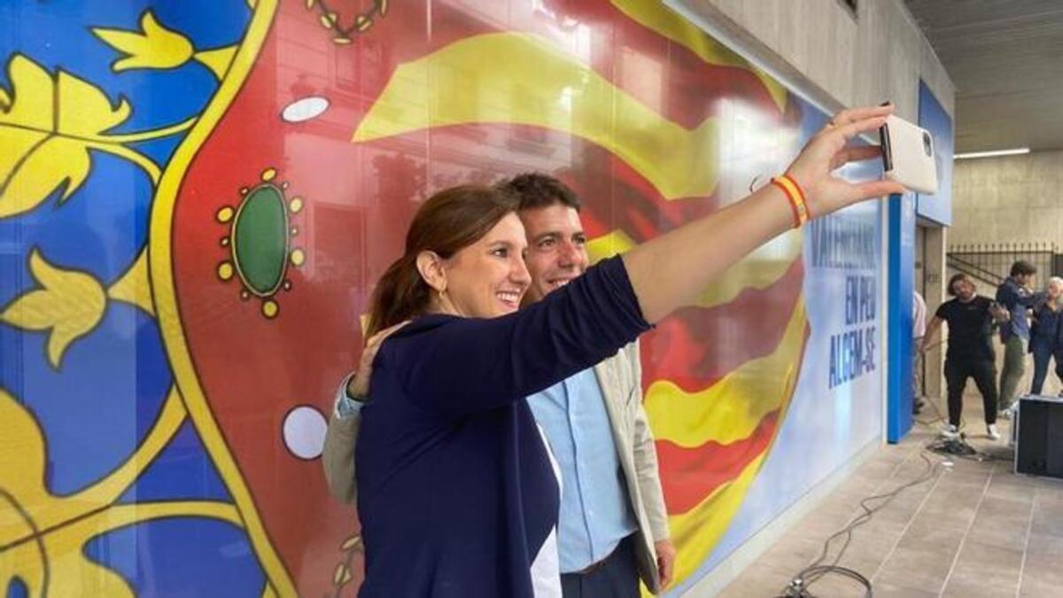 Mazon y Catalá se fotografían ante una señera instalada en la sede del PPCV por el Nou d'Octubre.