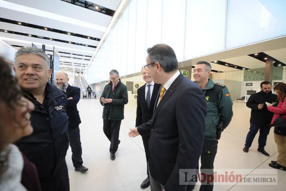 El delegado del Gobierno visita el aeropuerto de Corvera