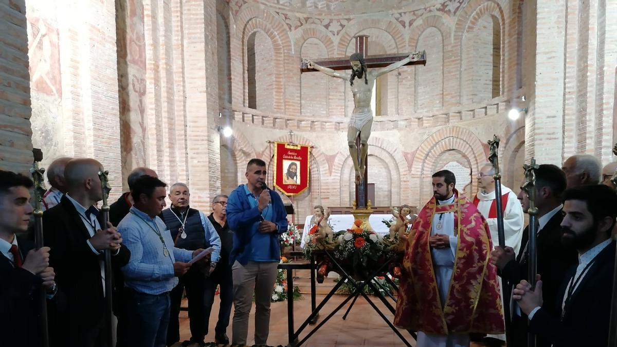 Fernando Roldán, con el micrófono, en un acto anterior de la cofradía.