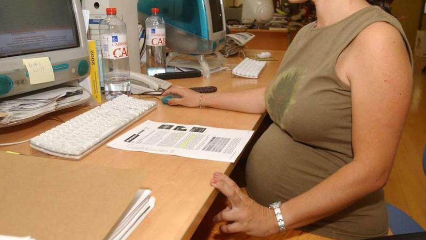 Una mujer embarazada en su puesto de trabajo.