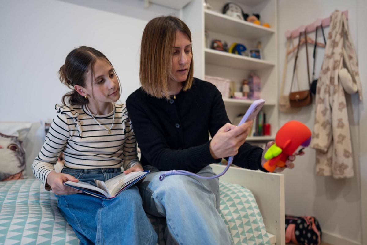 MOLLET DEL VALLÈS 24/02/2026 Sociedad. Retrato de Martina, de 11 años y con una dermatomiositis juvenil (enfermedad rara) con sus padres Adrián Ruiz y Anna Soler en su casa. Foto de ZOWY VOETEN