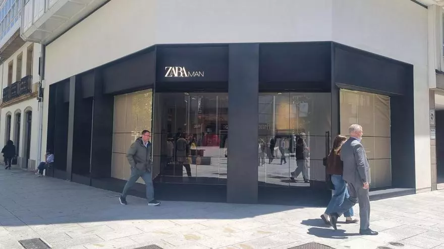 Escaparates de Zara de hombre en la plaza de Lugo cubiertos