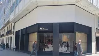 El Zara Man de la plaza de Lugo de A Coruña aparece con los escaparates cubiertos: ¿será por la nueva colección de Bad Bunny?