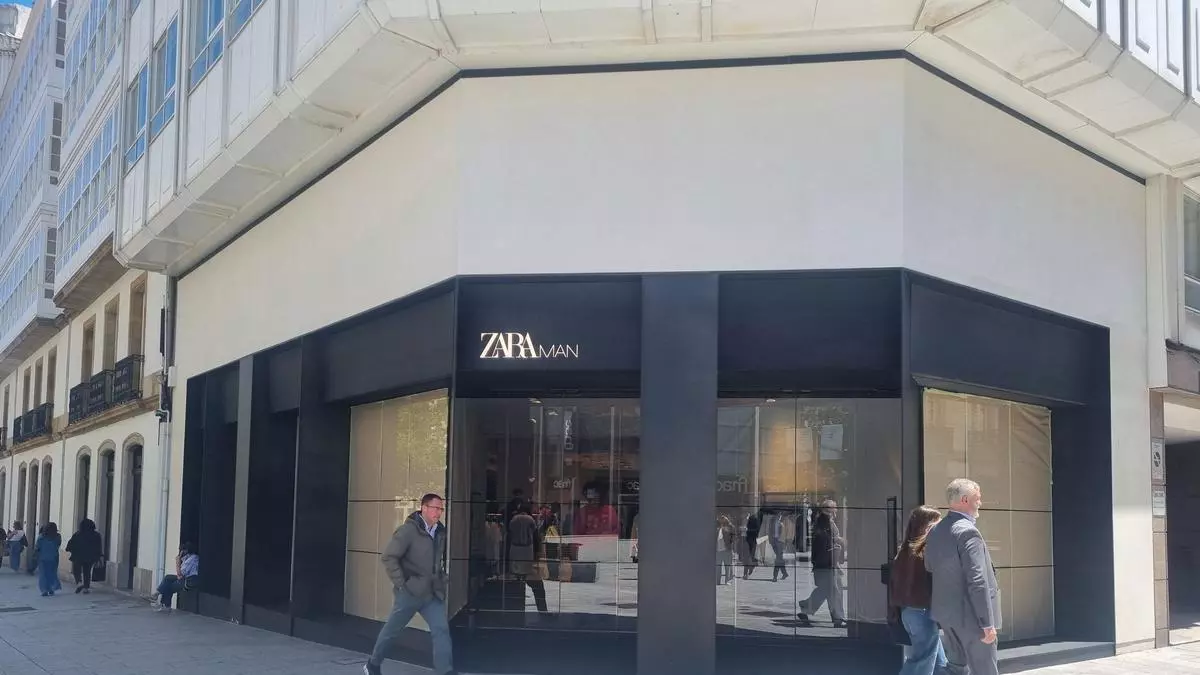 El Zara Man de la plaza de Lugo de A Coruña aparece con los escaparates cubiertos: ¿será por la nueva colección de Bad Bunny?